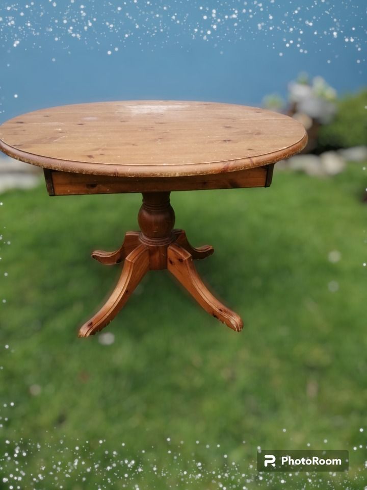 Round pine table