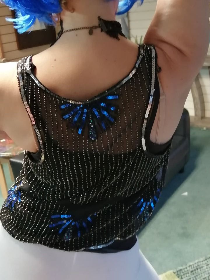 Uma Thurman inspired black and blue sequinned top5